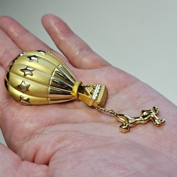 AJC gold tone hot air balloon brooch - Picture 3 of 10